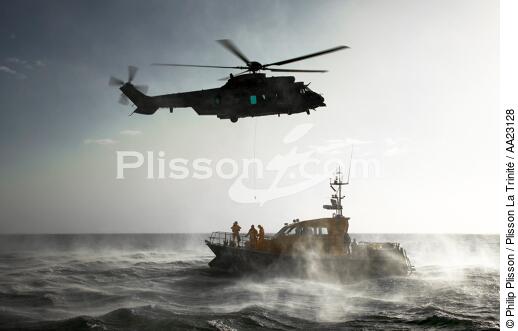 Lifeboat - SNSM - © Philip Plisson / Plisson La Trinité / AA23128 - Photo Galleries - Military helicopter