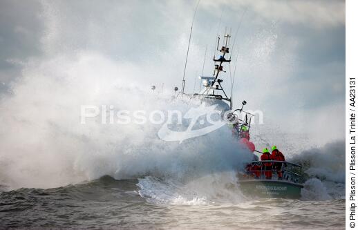 Canot de sauvetage - SNSM - © Philip Plisson / Plisson La Trinité / AA23131 - Nos reportages photos - Mer agitée