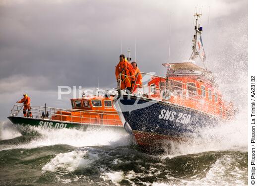 Canot de sauvetage - SNSM - © Philip Plisson / Plisson La Trinité / AA23132 - Nos reportages photos - Mer agitée