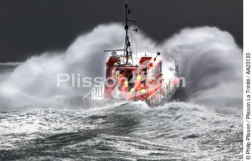 The canoe SNSM Admiral Tourville - © Philip Plisson / Plisson La Trinité / AA23133 - Photo Galleries - Sea rescuer