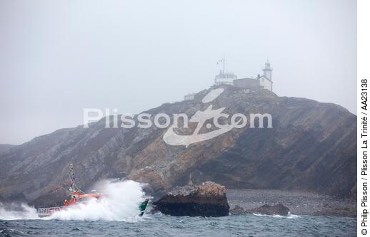 Canot de sauvetage devant la pointe du Toulinguet - © Philip Plisson / Plisson La Trinité / AA23138 - Nos reportages photos - Mer agitée