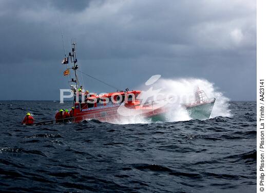 Lifeboat. - © Philip Plisson / Plisson La Trinité / AA23141 - Photo Galleries - Rough seas