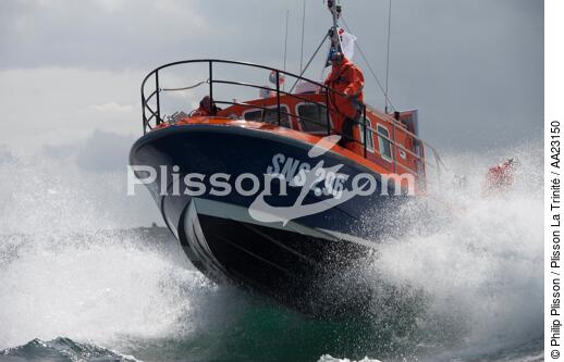 Canot de sauvetage - SNSM - © Philip Plisson / Plisson La Trinité / AA23150 - Nos reportages photos - Mer agitée