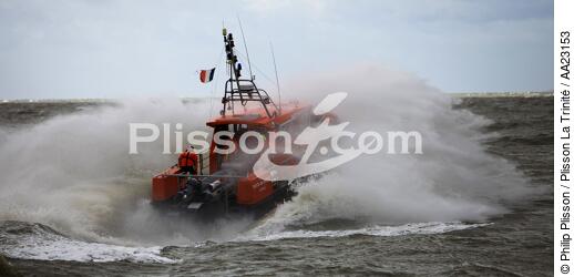 Canot de sauvetage - SNSM - © Philip Plisson / Plisson La Trinité / AA23153 - Nos reportages photos - Mer agitée