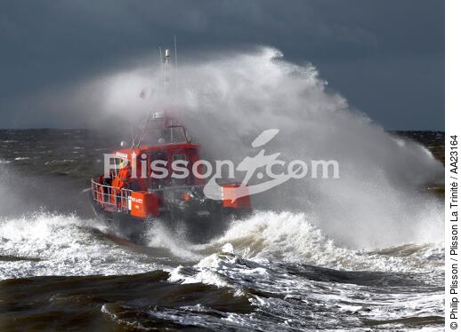Canot de sauvetage - SNSM - © Philip Plisson / Plisson La Trinité / AA23164 - Nos reportages photos - Mer agitée