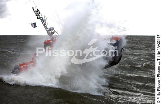 Canot de sauvetage - SNSM - © Philip Plisson / Plisson La Trinité / AA23167 - Nos reportages photos - Mer agitée