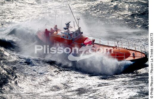 Canot de sauvetage - SNSM - © Philip Plisson / Plisson La Trinité / AA23173 - Nos reportages photos - Mer agitée