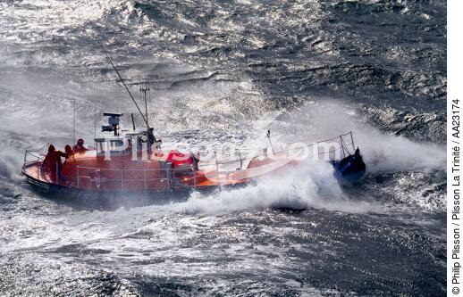 Canot de sauvetage - SNSM - © Philip Plisson / Plisson La Trinité / AA23174 - Nos reportages photos - Mer agitée