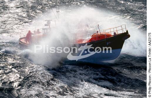 Canot de sauvetage - SNSM - © Philip Plisson / Plisson La Trinité / AA23175 - Nos reportages photos - Mer agitée