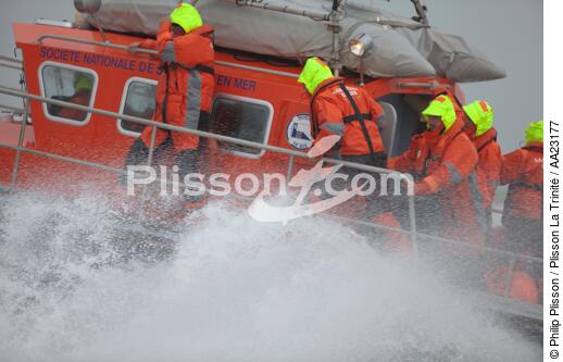 Canot de sauvetage - SNSM - © Philip Plisson / Plisson La Trinité / AA23177 - Nos reportages photos - Mer agitée
