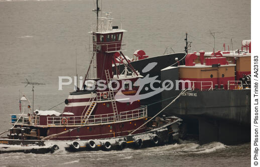 Trafic remoquage sur l'Hudson river - © Philip Plisson / Plisson La Trinité / AA23183 - Nos reportages photos - New York [Etat]