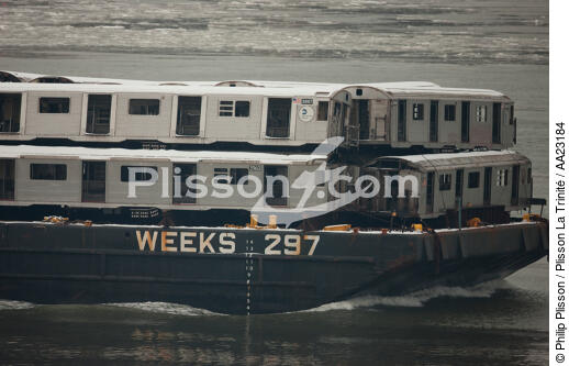Trafic remoquage sur l'Hudson river - © Philip Plisson / Plisson La Trinité / AA23184 - Nos reportages photos - New York