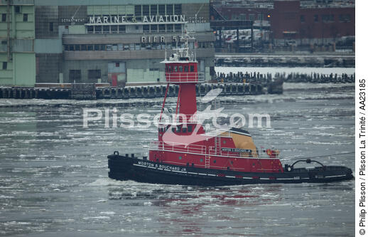 Hudson river Tug trafic - © Philip Plisson / Plisson La Trinité / AA23185 - Photo Galleries - Town [New York]