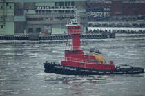 Trafic remoquage sur l'Hudson river © Philip Plisson / Plisson La Trinité / AA23185 - Nos reportages photos - New York