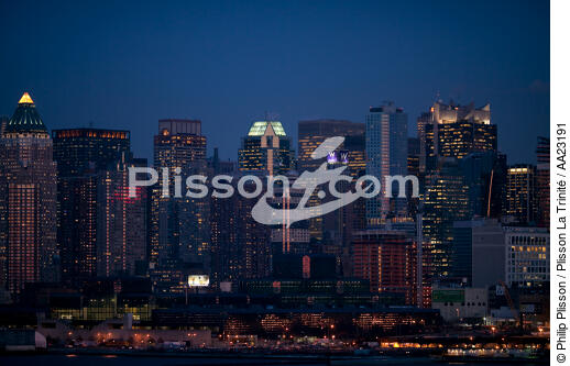 Manhattan by night - © Philip Plisson / Plisson La Trinité / AA23191 - Photo Galleries - New York