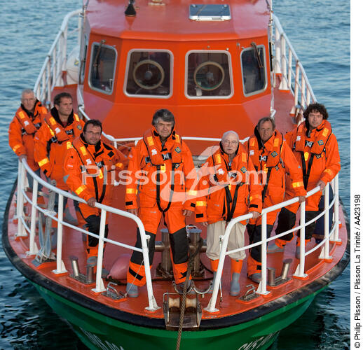Lifeboat crew members from Ouessant - © Philip Plisson / Plisson La Trinité / AA23198 - Photo Galleries - Ouessant