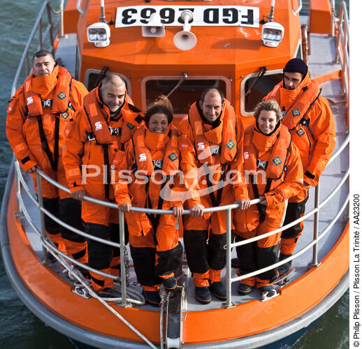 Lifeboat crew members from Damgan - © Philip Plisson / Plisson La Trinité / AA23200 - Photo Galleries - Elements of boat