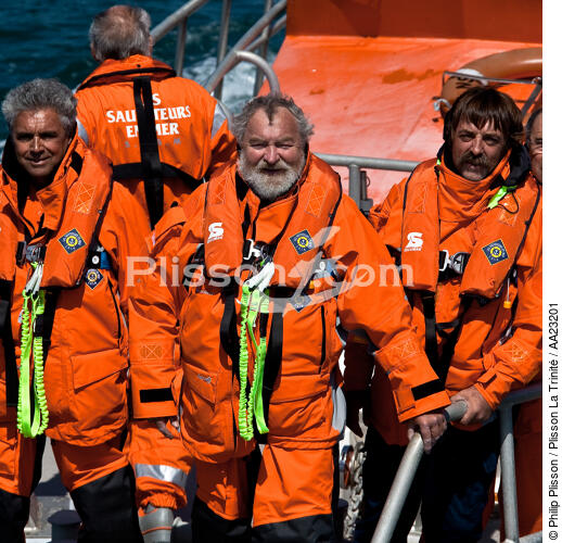 Lifeboat crew members from Loguivy - © Philip Plisson / Plisson La Trinité / AA23201 - Photo Galleries - portrait