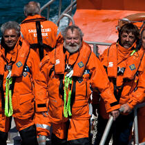 Lifeboat crew members from Loguivy © Philip Plisson / Plisson La Trinité / AA23201 - Photo Galleries - Côtes d'Armor