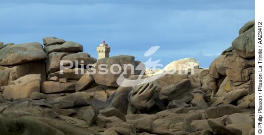 Ploumanac'h sur la côte de granit rose. - © Philip Plisson / Plisson La Trinité / AA23412 - Nos reportages photos - Phare [22]
