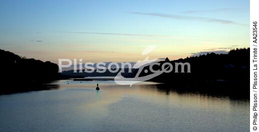On the Jaudy river. - © Philip Plisson / Plisson La Trinité / AA23546 - Photo Galleries - Buoys and beacons