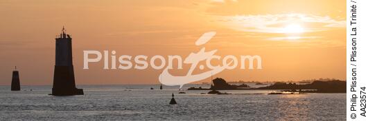 On the Jaudy river. - © Philip Plisson / Plisson La Trinité / AA23574 - Photo Galleries - Buoys and beacons