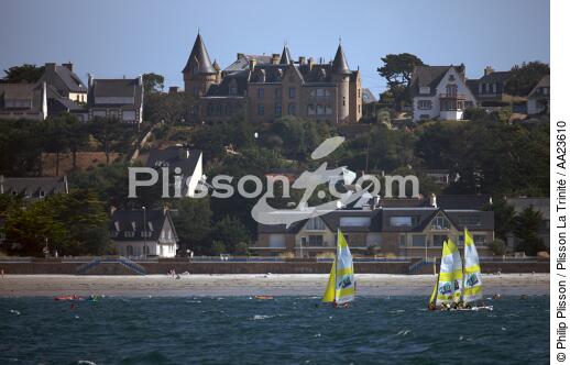 Dinghy in front of Trébeurden. - © Philip Plisson / Plisson La Trinité / AA23610 - Photo Galleries - Dinghy or small boat with centre-board