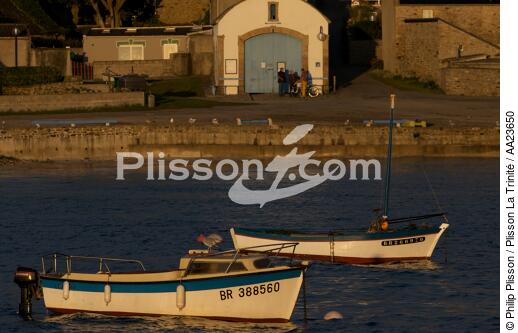 Moléne island - © Philip Plisson / Plisson La Trinité / AA23650 - Photo Galleries - Small boat