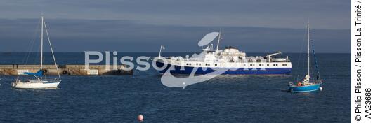 Moléne island - © Philip Plisson / Plisson La Trinité / AA23666 - Photo Galleries - Ferry boat