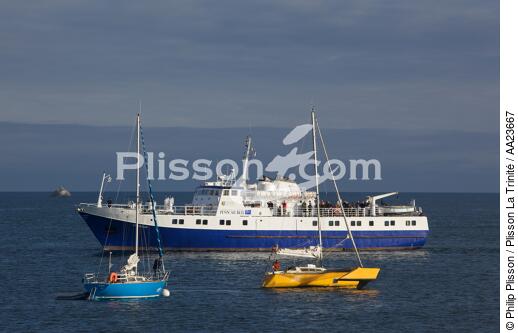 Moléne island - © Philip Plisson / Plisson La Trinité / AA23667 - Photo Galleries - Ferry boat