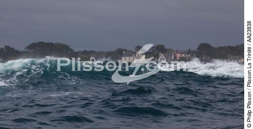In front of Argenton. - © Philip Plisson / Plisson La Trinité / AA23838 - Photo Galleries - Wave
