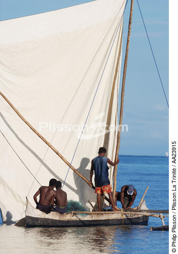 Pirogue à Madagascar. - © Philip Plisson / Plisson La Trinité / AA23915 - Nos reportages photos - Bateau à rames