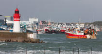 le Guilvinec harbour © Philip Plisson / Plisson La Trinité / AA23919 - Photo Galleries - Rough seas