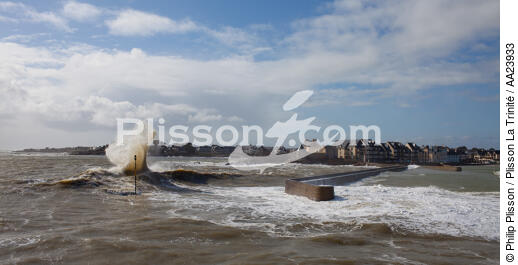 Lomner - © Philip Plisson / Plisson La Trinité / AA23933 - Photo Galleries - High tide