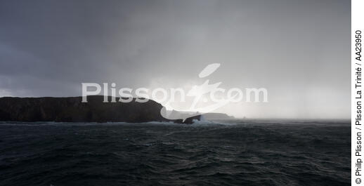 Cap Sizun - © Philip Plisson / Plisson La Trinité / AA23950 - Nos reportages photos - Marée haute