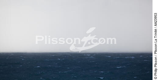 Le phare de Tevennec - © Philip Plisson / Plisson La Trinité / AA23953 - Nos reportages photos - Pluie