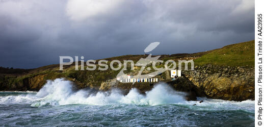 Pors Loubous in Plogoff - © Philip Plisson / Plisson La Trinité / AA23955 - Photo Galleries - Wave