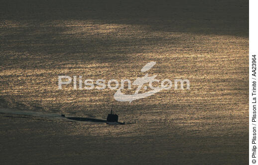Sous-marin devant Toulon. - © Philip Plisson / Plisson La Trinité / AA23964 - Nos reportages photos - Lumière
