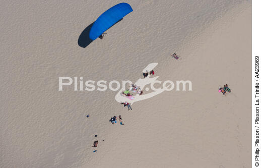 On the Dune du Pilat. - © Philip Plisson / Plisson La Trinité / AA23969 - Photo Galleries - Non-nautical sports