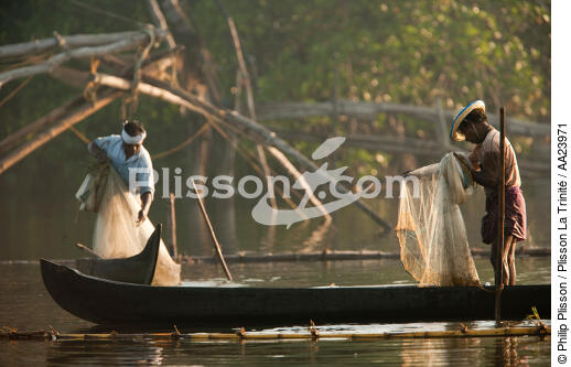 Pêcheur près de Cochin. - © Philip Plisson / Plisson La Trinité / AA23971 - Nos reportages photos - Site [Kerala]