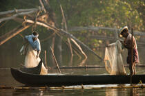 Pêcheur près de Cochin. © Philip Plisson / Plisson La Trinité / AA23971 - Nos reportages photos - Métier