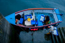 Unloading fish at Newlyn in Cornwall. © Philip Plisson / Plisson La Trinité / AA23973 - Photo Galleries - Rowing boat
