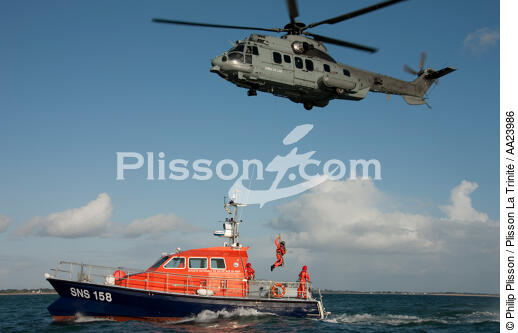 Exercice de sauvetage en baie de Quiberon. - © Philip Plisson / Plisson La Trinité / AA23986 - Nos reportages photos - Hélicoptère militaire