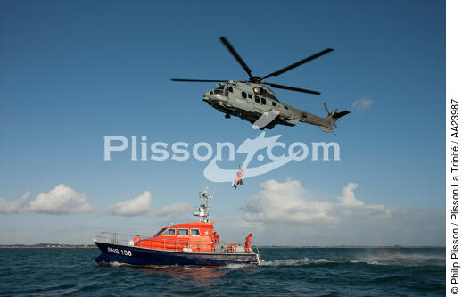 Exercice de sauvetage en baie de Quiberon. - © Philip Plisson / Plisson La Trinité / AA23987 - Nos reportages photos - Hélicoptère militaire