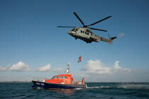 Exercice de sauvetage en baie de Quiberon. © Philip Plisson / Plisson La Trinité / AA23987 - Nos reportages photos - Hélicoptère