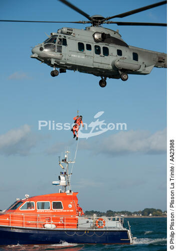 Rescue exercise in Bay of Quiberon. - © Philip Plisson / Plisson La Trinité / AA23988 - Photo Galleries - Helicopter winching