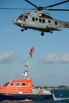 Exercice de sauvetage en baie de Quiberon. © Philip Plisson / Plisson La Trinité / AA23988 - Nos reportages photos - Hélicoptère