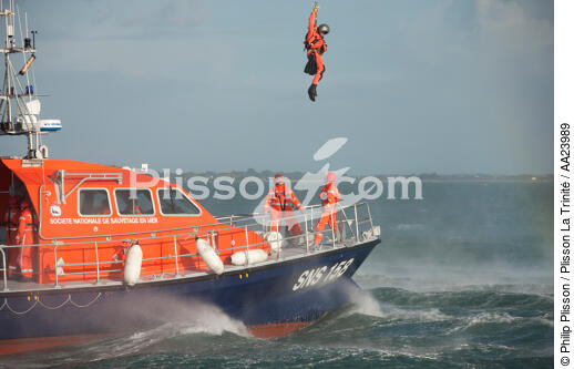 Rescue exercise in Bay of Quiberon. - © Philip Plisson / Plisson La Trinité / AA23989 - Photo Galleries - Helicopter winching