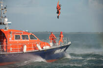 Rescue exercise in Bay of Quiberon. © Philip Plisson / Plisson La Trinité / AA23989 - Photo Galleries - Helicopter winching