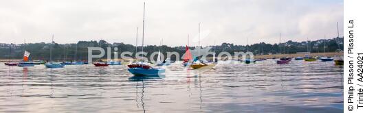 Early morning in the Bay of Morlaix. - © Philip Plisson / Plisson La Trinité / AA24021 - Photo Galleries - Dinghy or small boat with centre-board